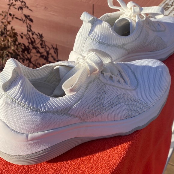 Clarks Cloudsteppers White Knit Footwear - Picture 3 of 13